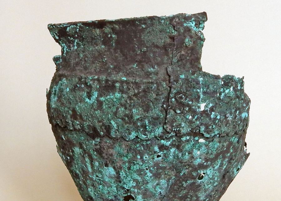 Бронзовые котлы из раскопок на территории Ставрополья