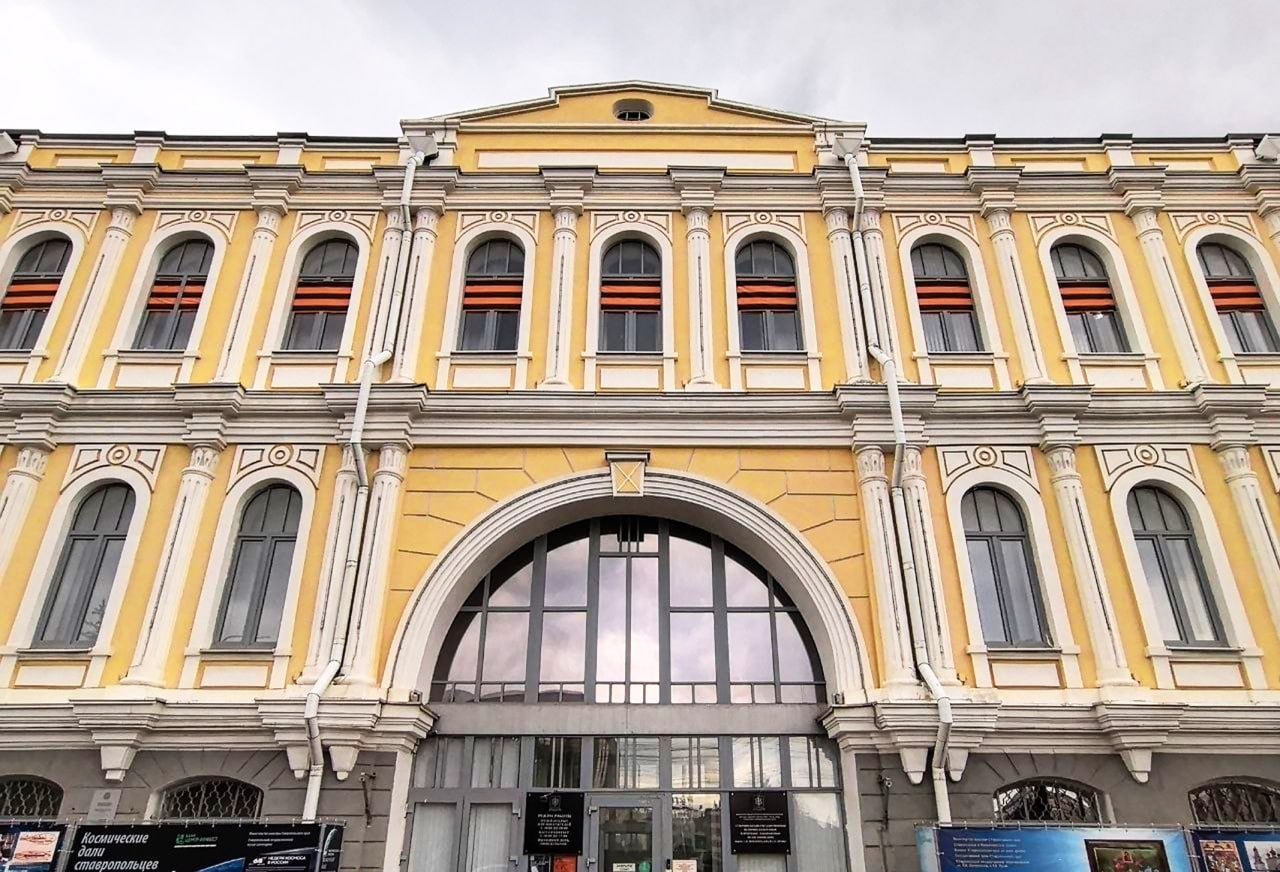 Здание музея украсили ко Дню Победы