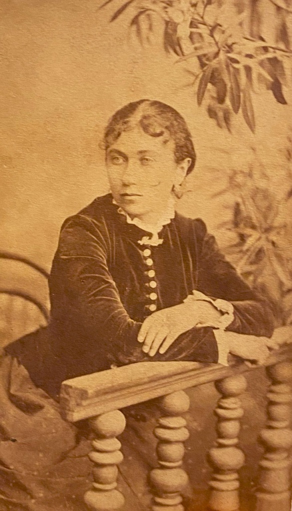 06_девица Н.А. Дубровина (Беневская)_1880-е гг..JPG