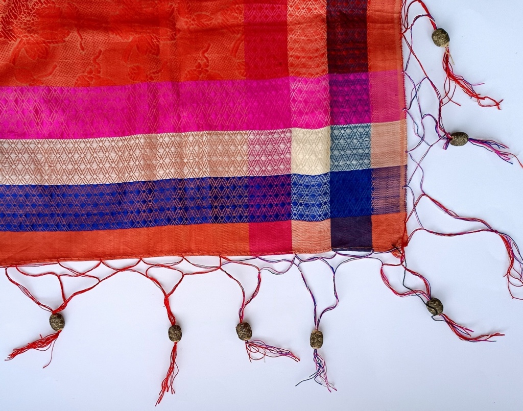 02 Женский нарядный платок из парчовой ткани. Карачаевск начало ХХ в. Из фондов Ставропольского музея-заповедника.jpg