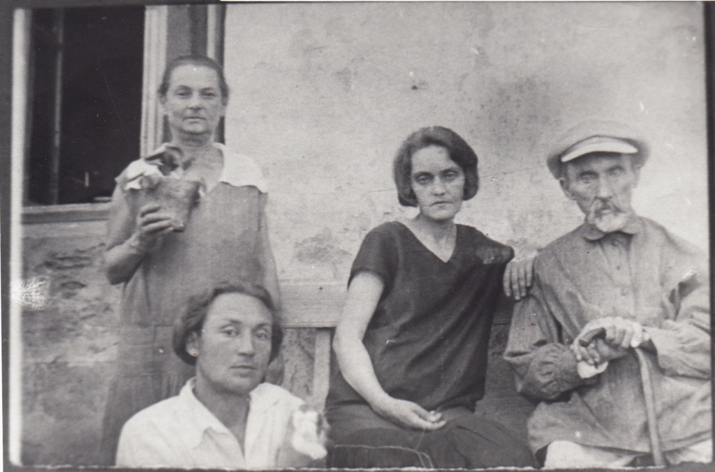 Фото 1 Г.Н. Прозрителев с дочерью Инной и ее мужем поэтом Александром Кочетковым. г. Ставрополь. 1932 г..jpg