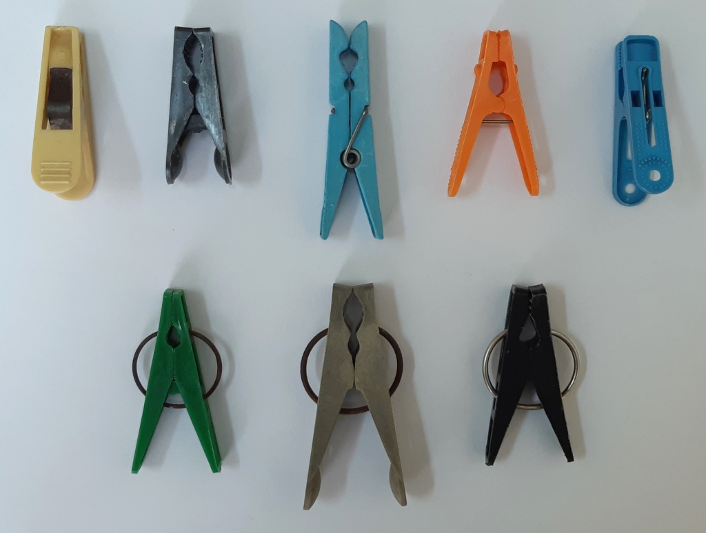 Живет на веревке, белье хватает ловко