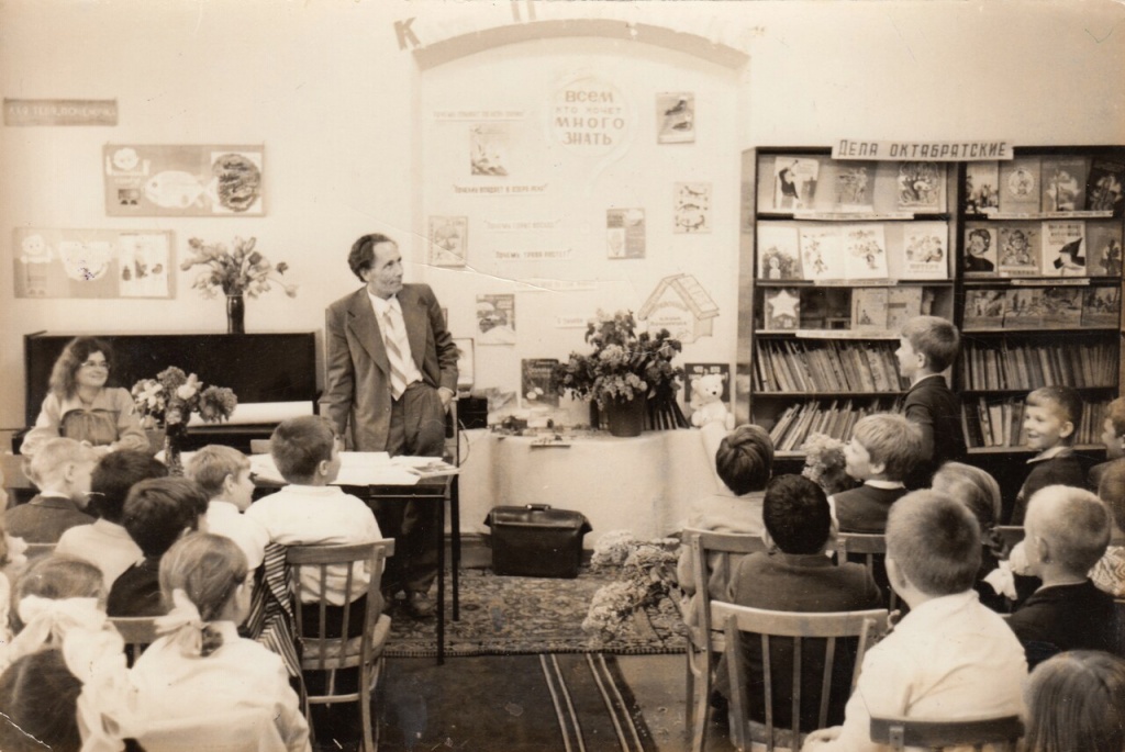 7 А.Е. Екимцем на встрече с юнными читателями.jpg