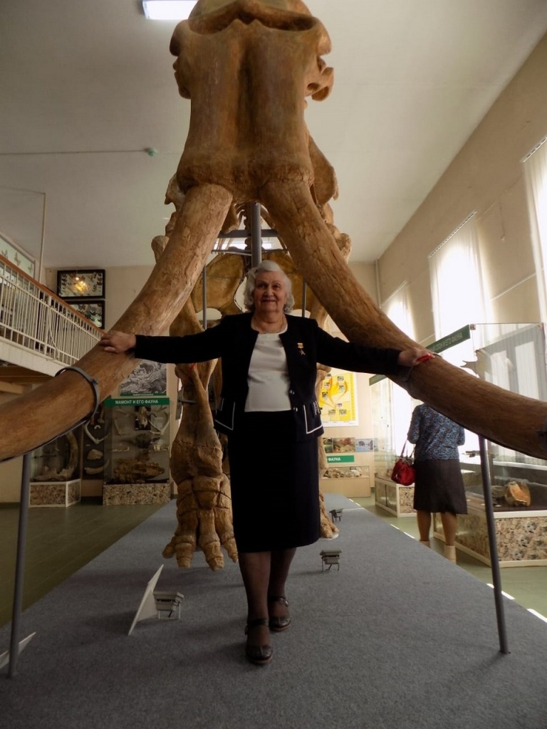 А.К. Швырёва у скелета южного слона из балки Твердова.jpg