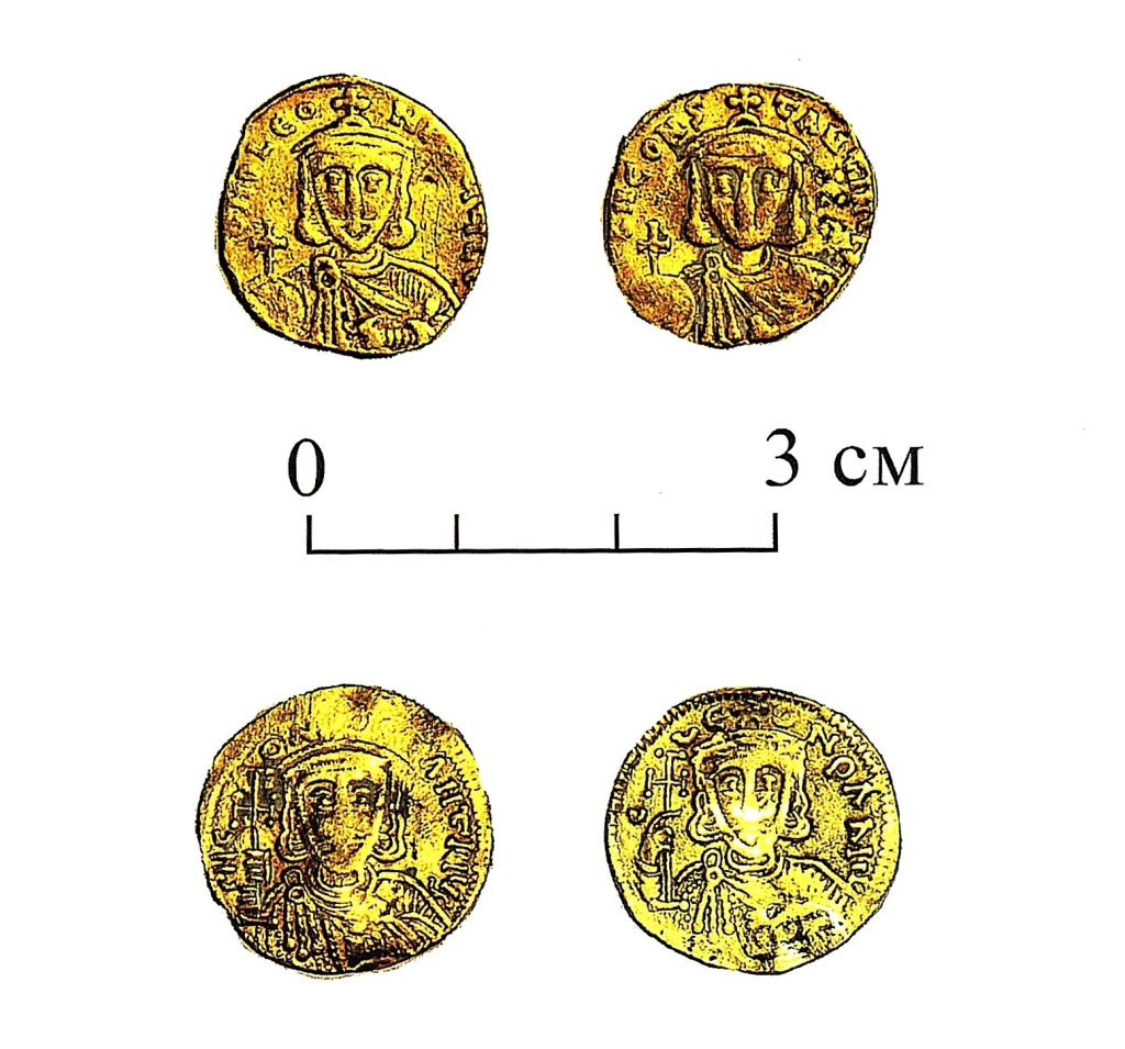 05 Золотые солиды из погребения близ с. Садовое. VIII - IX вв. н. э. Из фондов Ставропольского музея-заповедника.jpg