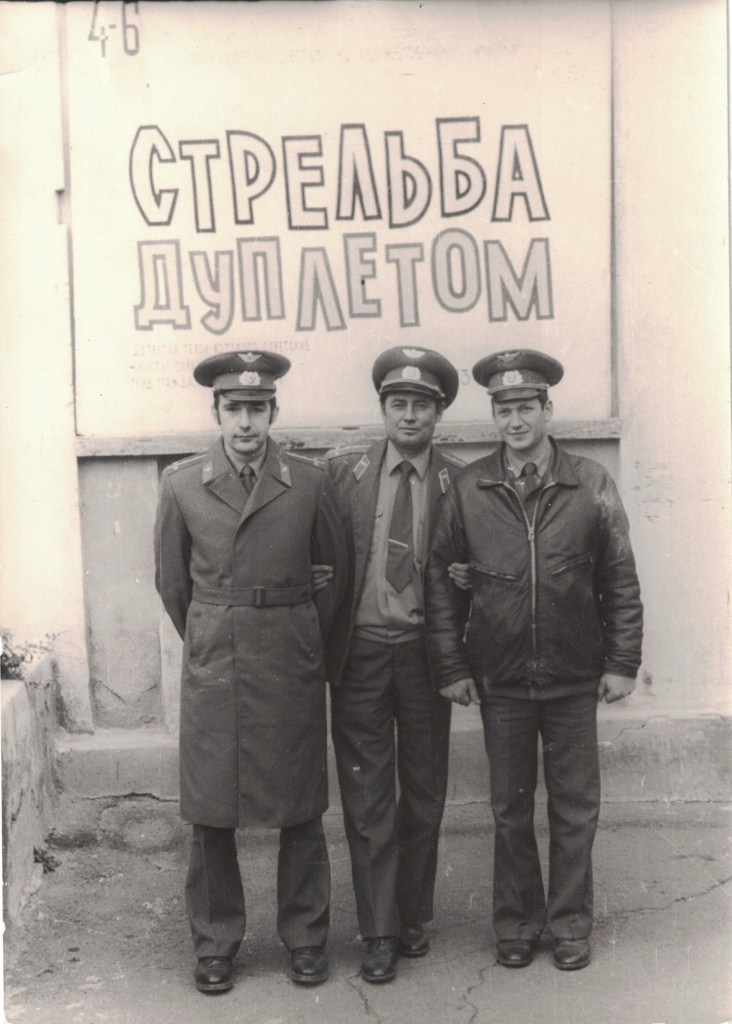5. В.А. Ковалев (первый слева) с сослуживцами.jpg