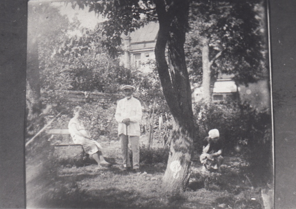 Фото 6 Г.Н. Прозрителев в саду своего дома. г. Ставрополь. 1932 г..jpg
