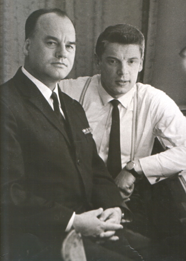 5. А.И. Козлов с актером Михаилом Волковым исполнителем главной роли в фильмах Путь в Сатурн и Конец Сатурна. Ленинград. 1968 г..jpg