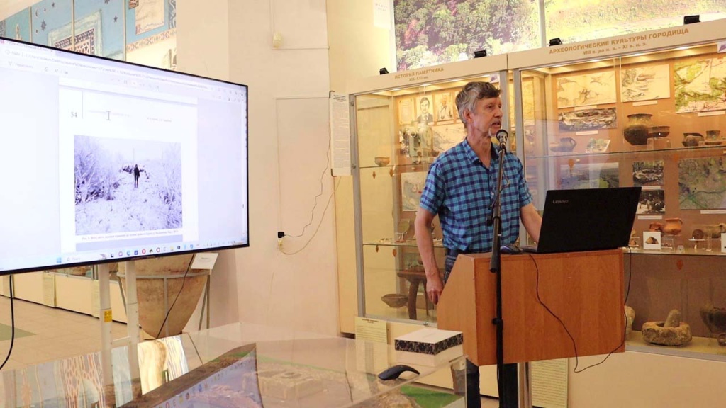 Находка двух гермовидных изваяний