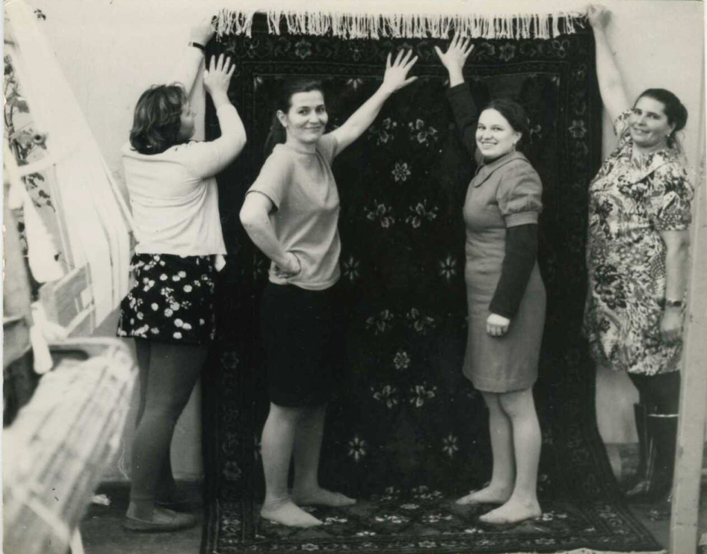 5а Ковроткачихи Ставропольского предприятия художественных промыслов Умелец держат изготовленный ими ковер Клевер. Начало 1980-х гг..jpeg