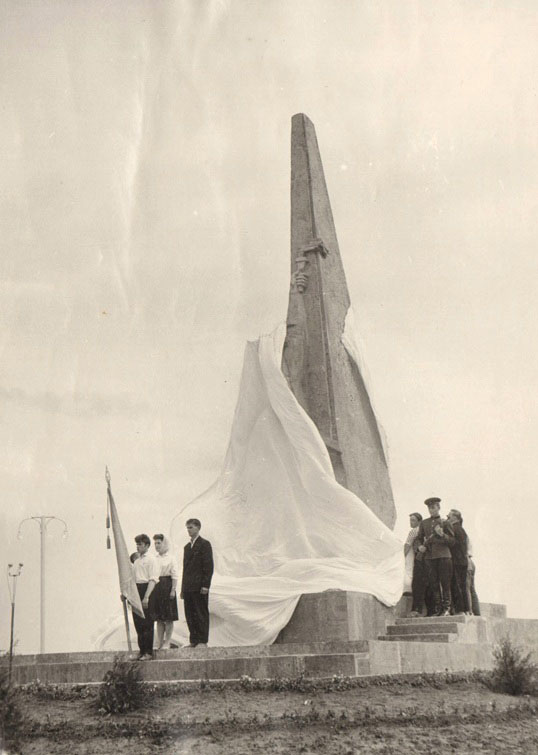 9 Открытие памятника Величаевским молодогвардейцам. с. Величаевское. Май 1963г.jpg