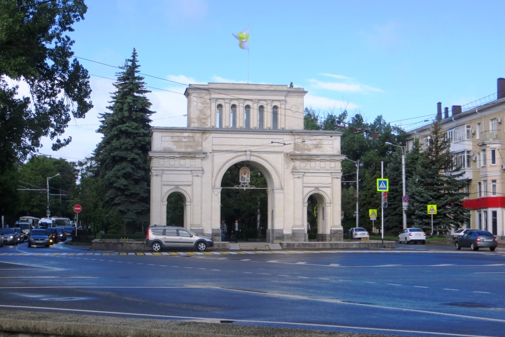 1 Тифлисские ворота на пр. К. Маркса.JPG