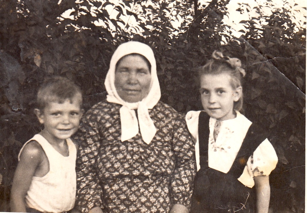Варвара Федоровна Ткачева с внуками Алексеем и Раисой 1955.jpg