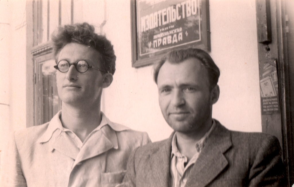 Начанающий журналист А.И. Маяцкий (слева). 1950-е гг..JPG