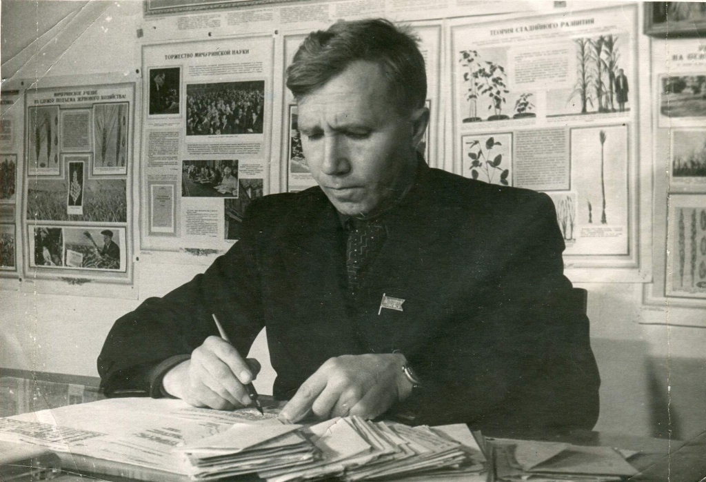 А.И. Державин в сельхозинст.JPG