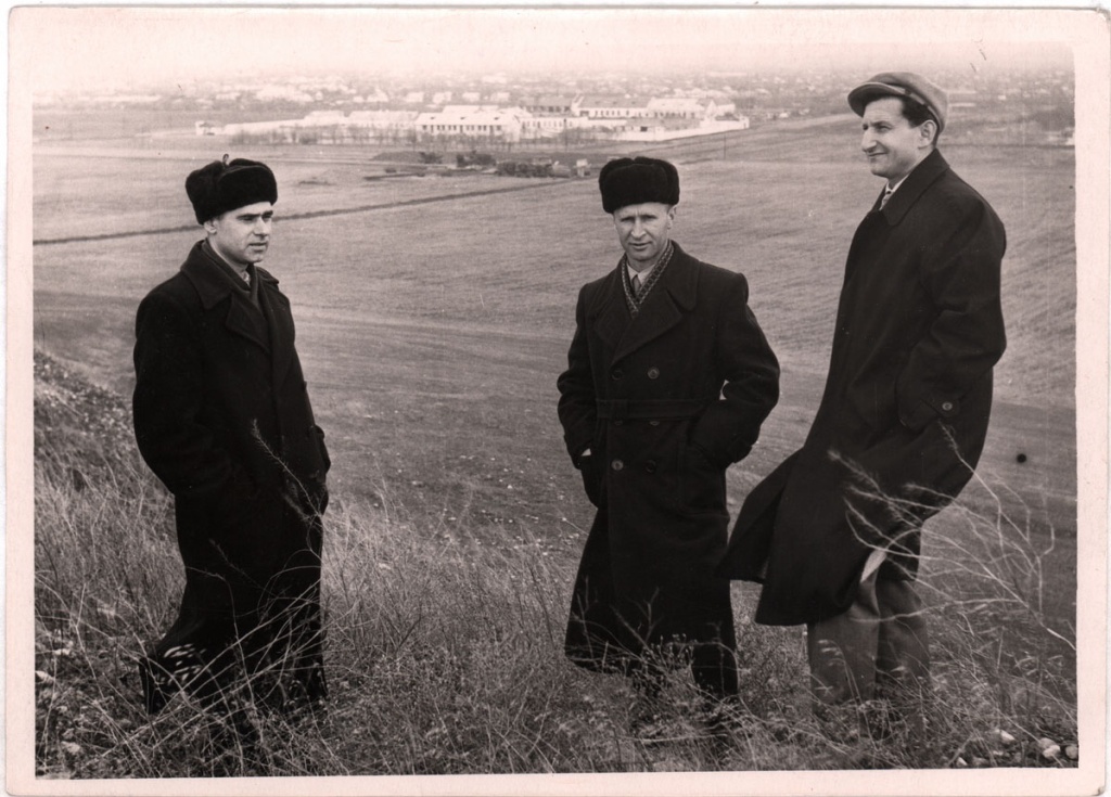 4. Л.Н. Бюлль (слева) Г.В. Орлов - директор Ставропольского краеведческого музея и В.В. Госданкер - зам. директора в командировке. 1962 г..JPG