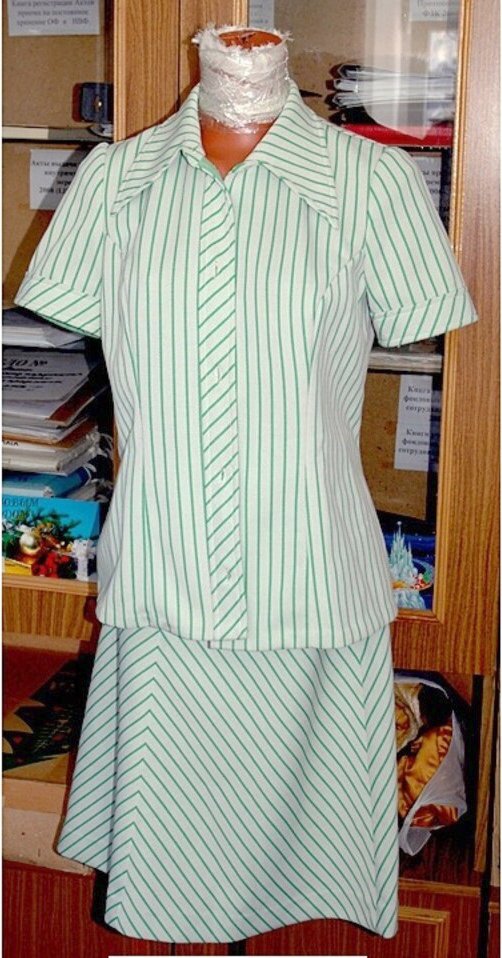 Костюм женский из светлого кримплена в зеленую полоску. СССР 1970-е гг..jpg