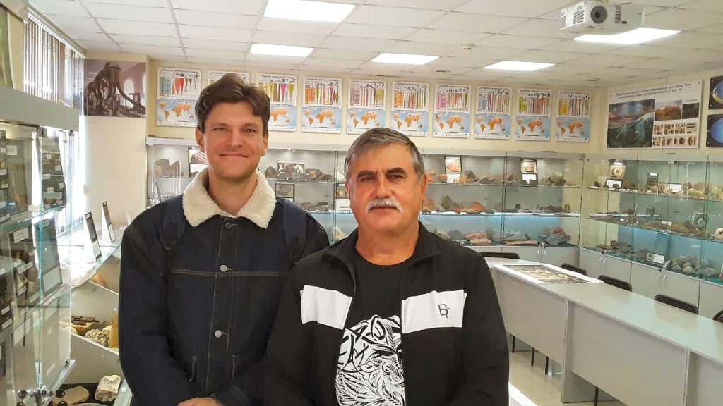 01. М.П. Шерстюков и В.В. Волокитин в палеонтологическом музее факультета нефтегазовой инженерии СКФУ.jpg