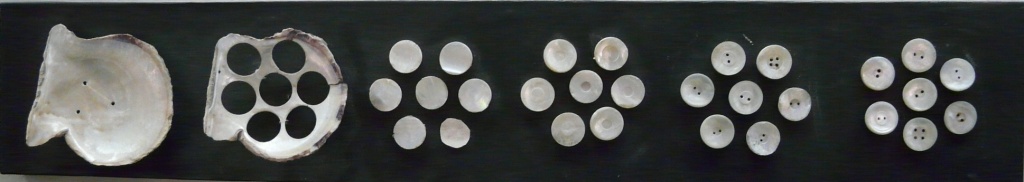 01 Выделка перламутровых пуговиц. Источник pinterest.com.JPG