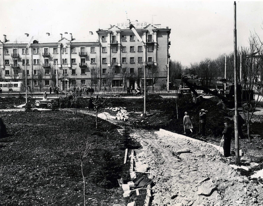 Фото 6 Создание сквера-дендрария на площади Ленина. 1960-е годы.jpg