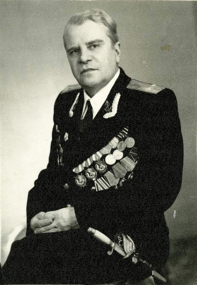 фото 2а В.А. Поскряков в форме военно-морского летчика. г. Ставрополь, 1970-е гг. Из фондов Ставропольского музея-заповедника.JPG