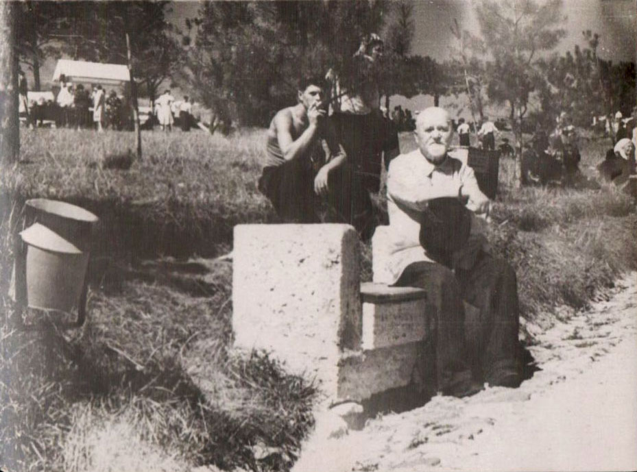 П.П. Голый сидит на скамейке в парке г.Кисловодск 1951 г..jpg
