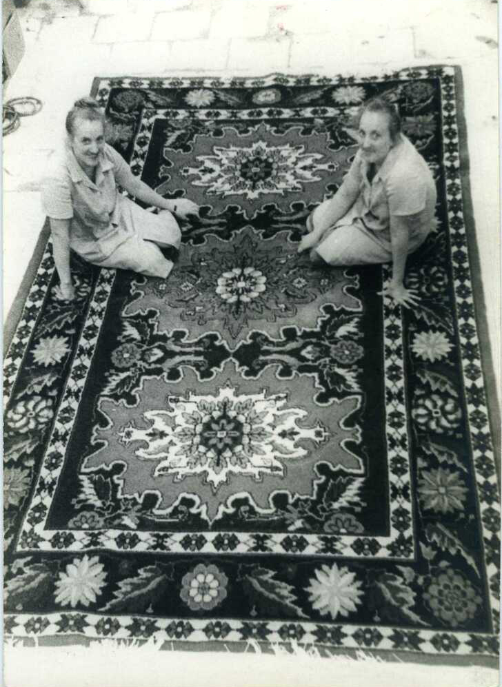 6. Ковроткачихи Ставропольского предприятия художественных промыслов Умелец сестры-близнецы Валешняя Л.И. и Валешняя Н.И. г. Ставрополь. 1980-е гг..jpg