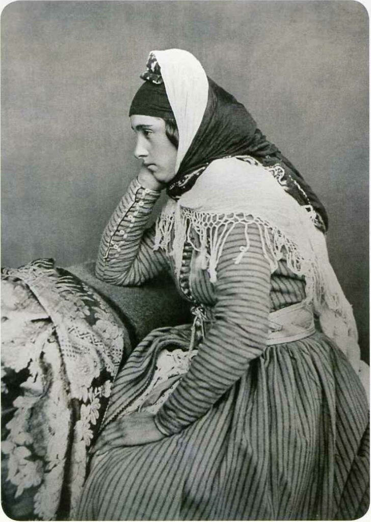 06 Молодая карачаевка. Открытка из серии Кавказские типы. Начало XX в. Источник фото pinterest.com.jpg
