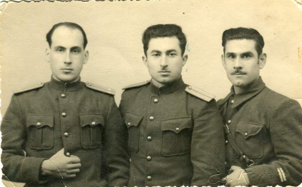 4 Слева направо- Коронный Б.З. Отари Шихнели - комполка первого Советского партизанского полка Христосошвили - командир роты 3-го батальона того полка на юге Франции.jpeg