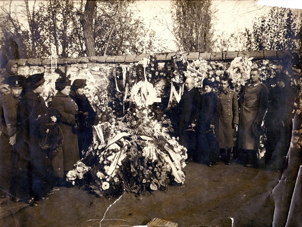 8 Похороны Риммы Ивановой в ограде Андреевского собора. г. Ставрополь. Октябрь 1915 г.JPG