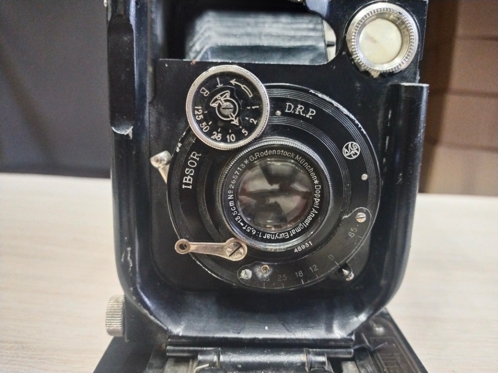 Модель начала 1930-х гг. с немецким затвором марки Ibsor.jpg Модель начала 1930-х гг. с немецким затвором марки Ibsor.jpg