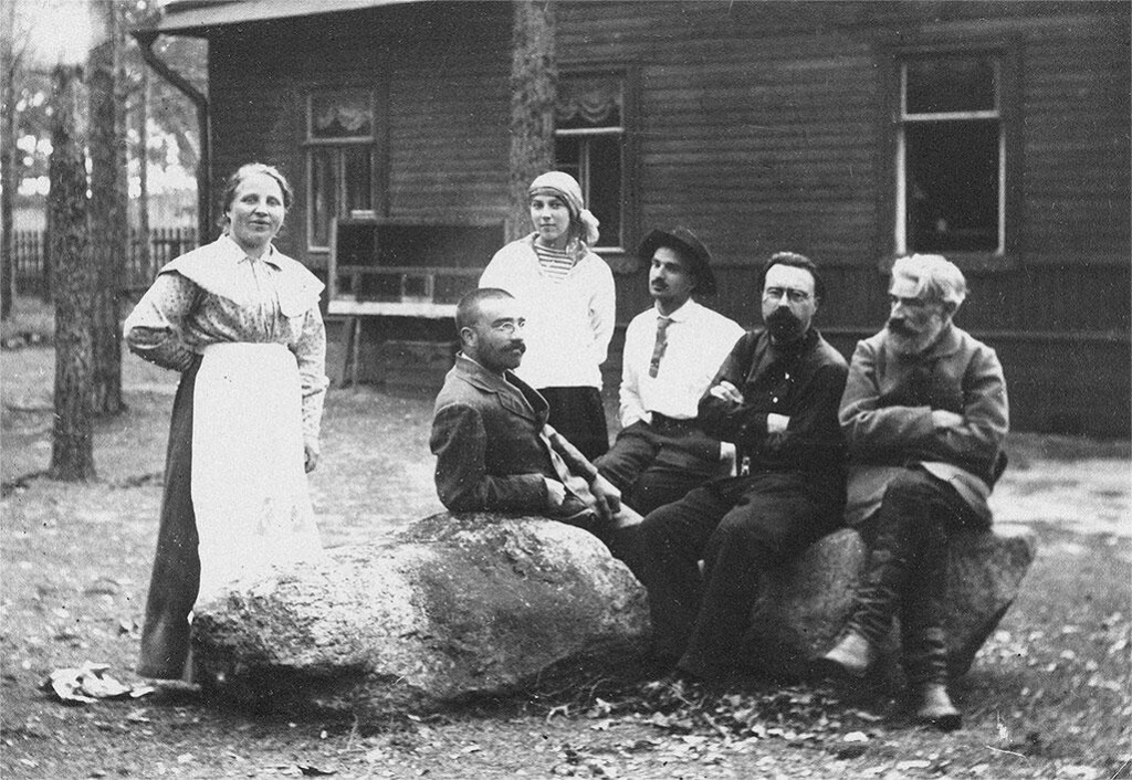 Семья Бианки в деревне Лебяжье.jpg