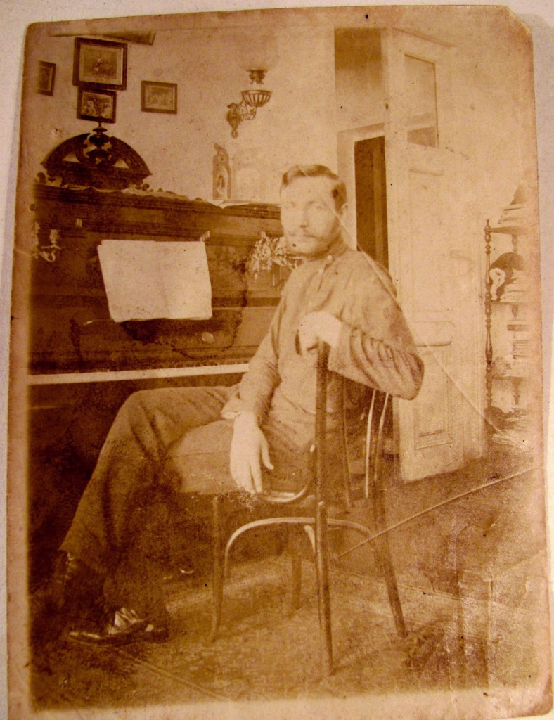 06 Николай Беневский (1894 г.р.) дома у пиа-нино. Ставрополь начало ХХ века..jpg
