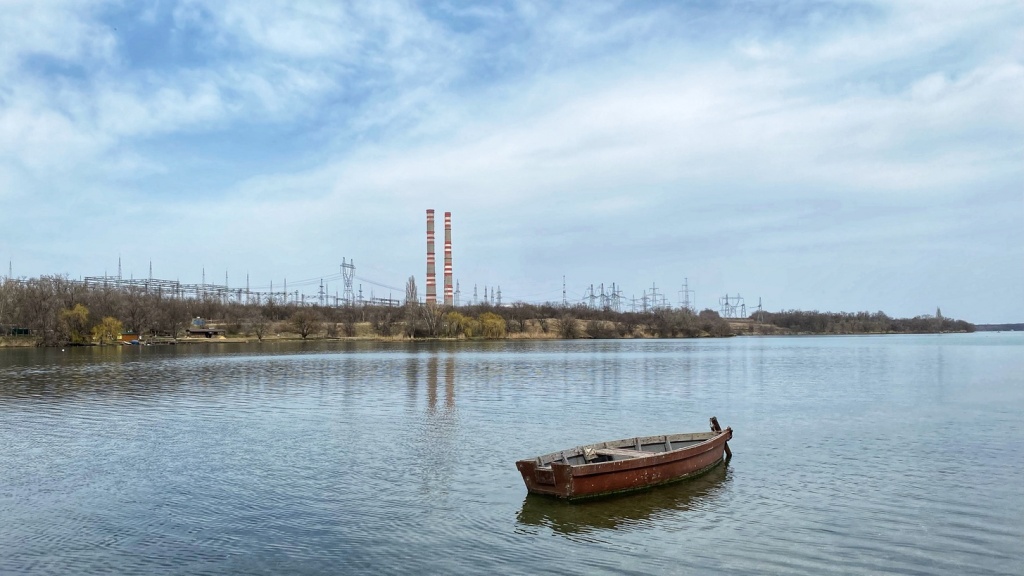 Вид на Новотроицкую ГЭС с ул. Набережной пос. Солнечнодольска 31 марта 2022 г..jpg