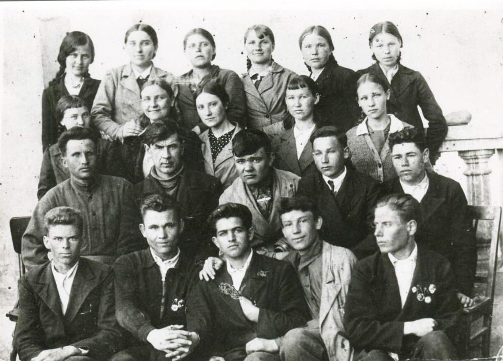 3. 10 класс Левокумской средней школы. Александр Скоков сидит в центре второго ряда. 1942 г..jpeg