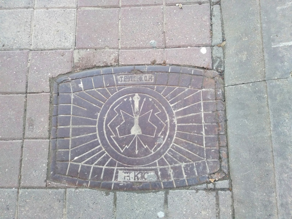 01 Крышка люка с изображением трубки Белла. г. Ставрополь. Фото В.Д. Бабенко.jpg