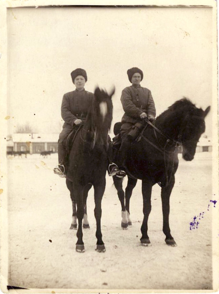 Два всадника в телогрейках. 1942 г. Из фондов Ставропольского музея-заповедника.JPG