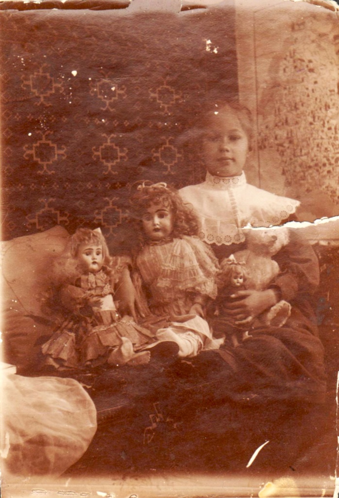 8. Зина Иванова со своими куклами. Начало ХХ века..jpg