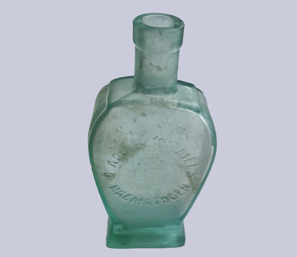 Стеклянный пузырек начала XX века