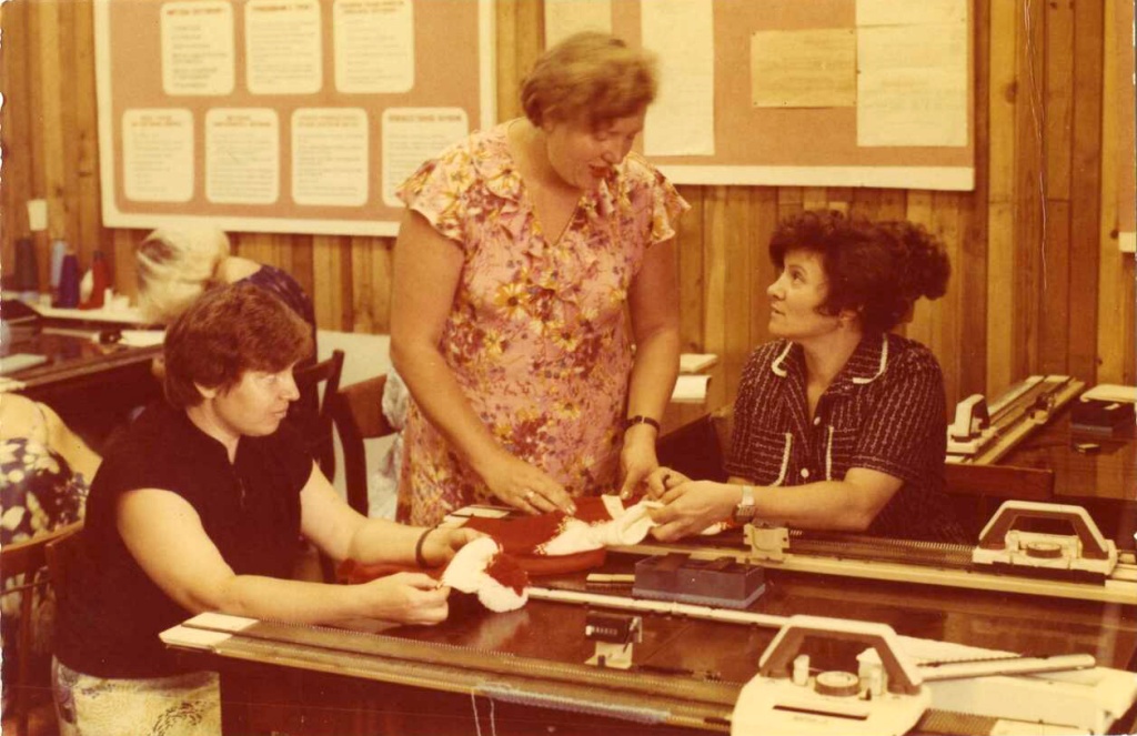 9.Трикотажницы ПХП Умелец за плосковязальными машинами Simac. г. Ставрополь начало 1980-х гг..jpeg