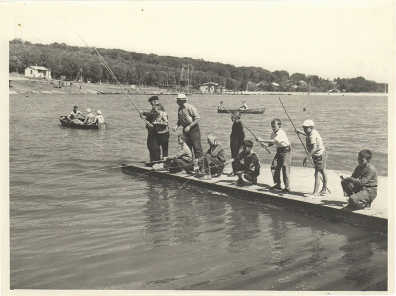 7. Рыбаки на помосте на Комсомольском пруду в Ставрополе. 1960-е гг..jpg