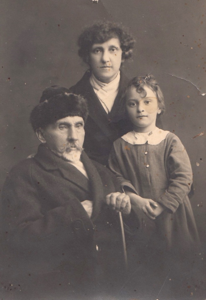 6. Г.Н. Прозрителев с дочерью Валентиной и внучкой Шурочкой. 1928 г..jpg