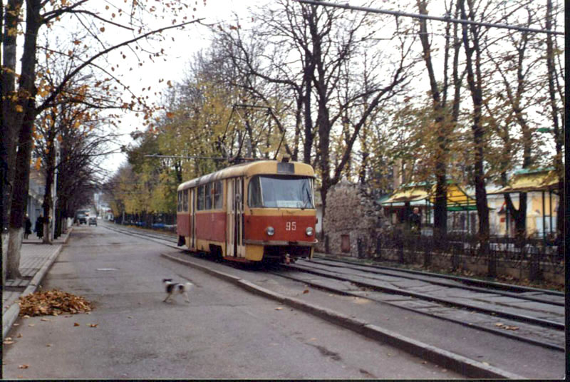 Вдоль по осенней улице идет трамвай 95 маршрута 8. г. Пятигорск 2003 г. Фото М. Вороновой.JPG