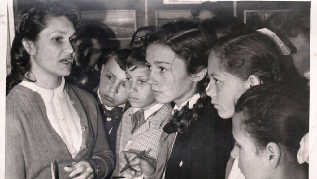 А.К. Швырёва проводит экскурсию.JPG