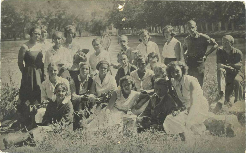 Первый выпуск пединститута Лучника В.Н. 1934 г. г. Ставрополь.jpg Первый выпуск пединститута Лучника В.Н. 1934 г. г. Ставрополь.jpg