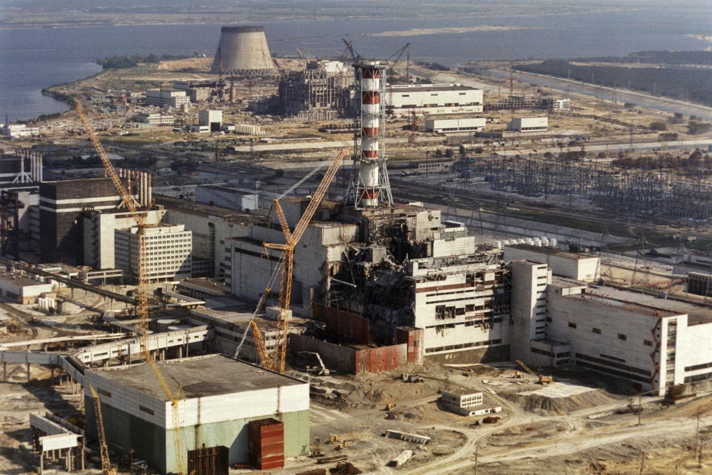 01 4-й энергоблок Чернобыльской АЭС после аварии. 1986 г..jpg