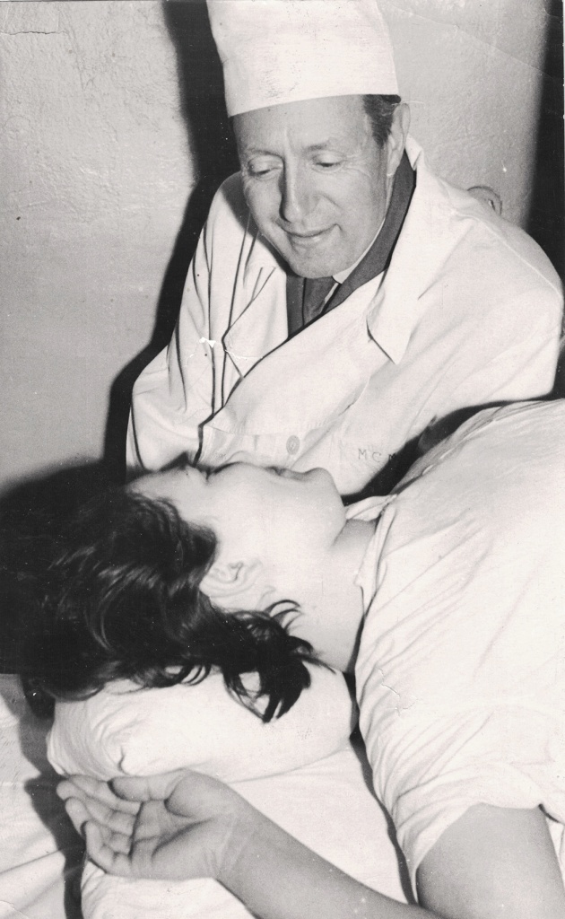 6. М.С. Макаров с пациенткой во время утреннего обхода. 1960-е гг. Из фондов Ставропольского музея-заповедника.jpg