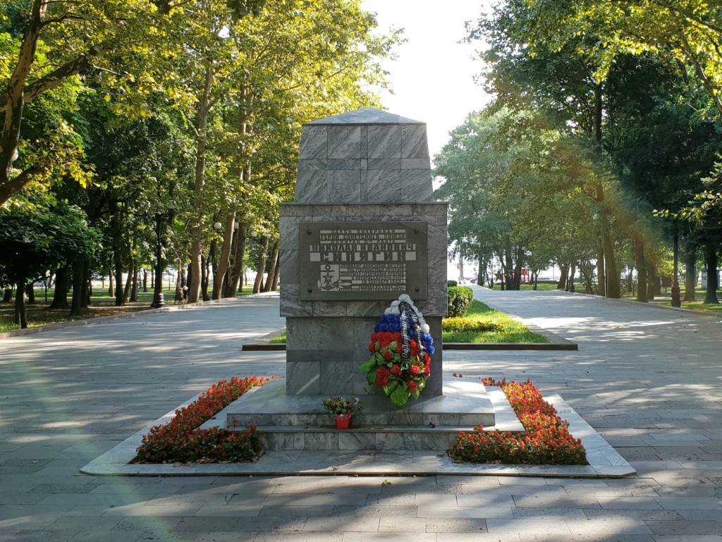 8. Памятник установленный на могиле Н.И. Сипягина на Аллее Героев в городе Новороссийске. Источник yandex.ru.jpg