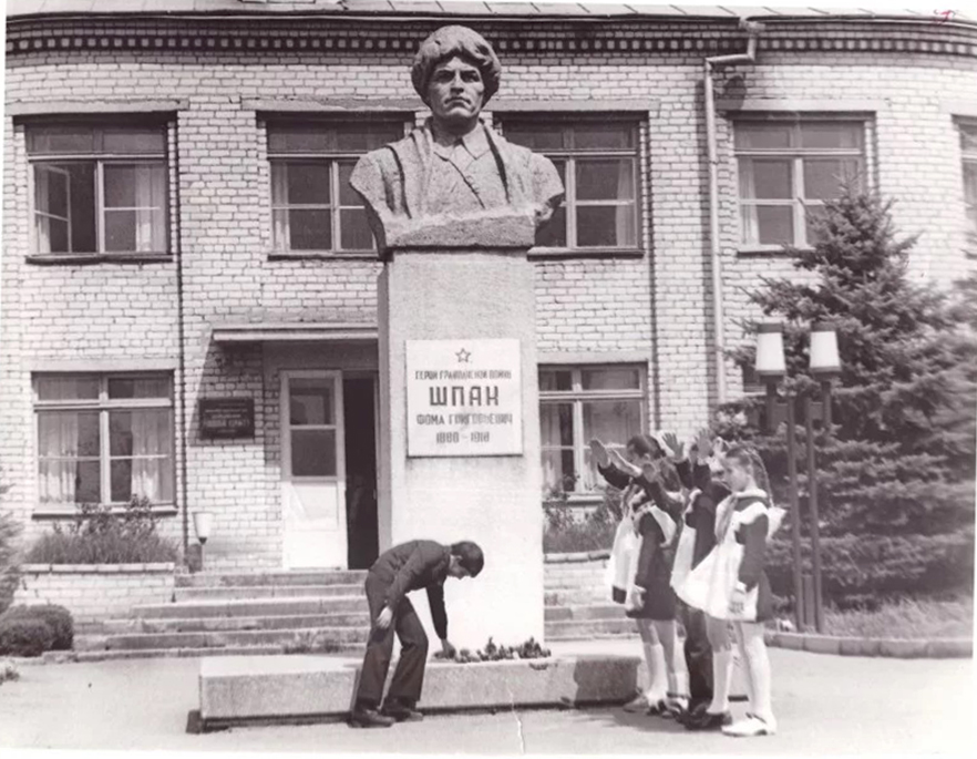 Памятник Ф.Г. Шпаку в селе Шпаковском у здания райисполкома.jpg