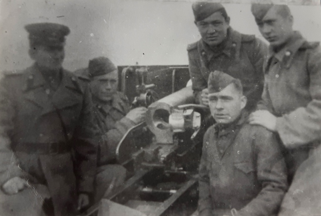 2_В_В_Госданкер_командир_артиллерийского_взвода_1945_г_.jpg